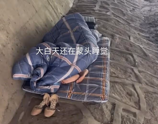 女子流落街頭只能睡橋洞,知情人:外地人,分手被男朋友趕出去了