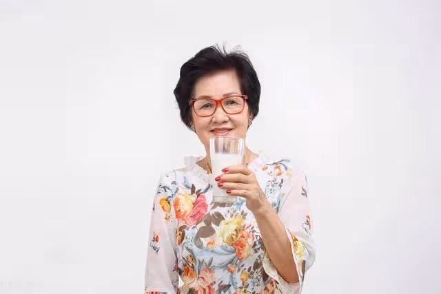 兒子接我去他家養病！ 媳婦熱情招待「每天都特地燉一鍋雞湯」給我喝，但喝幾天後湯開始不對勁…我「去廚房洗碗」一看嚇傻：兒子竟然也知情…