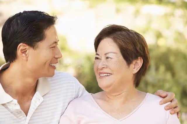 兒子接我去他家養病！ 媳婦熱情招待「每天都特地燉一鍋雞湯」給我喝，但喝幾天後湯開始不對勁…我「去廚房洗碗」一看嚇傻：兒子竟然也知情…