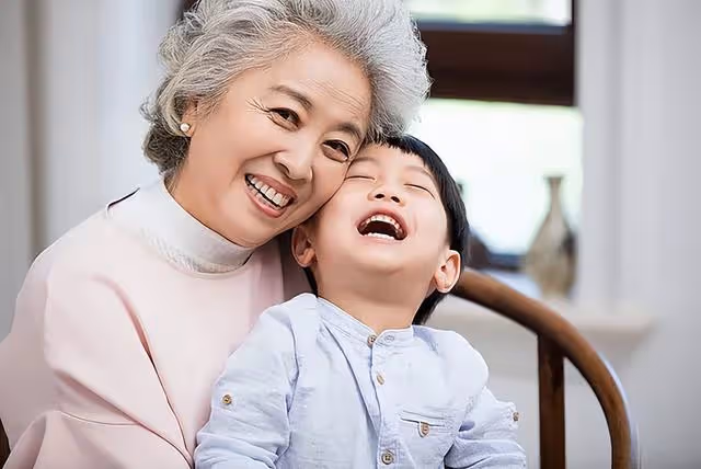 兒子接我去他家養病！ 媳婦熱情招待「每天都特地燉一鍋雞湯」給我喝，但喝幾天後湯開始不對勁…我「去廚房洗碗」一看嚇傻：兒子竟然也知情…