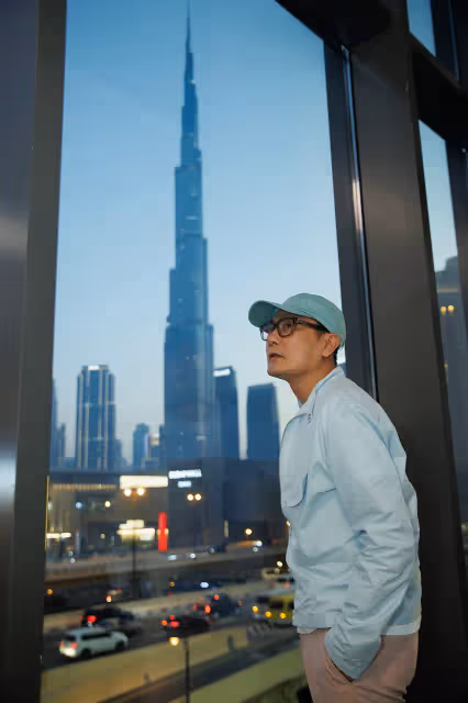 張信哲杜拜開唱紅到國際　57歲活到老學到老出國還拍Vlog