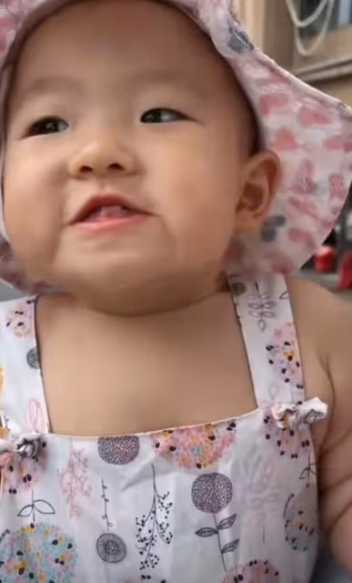 王思聰女兒疑似蝴蝶手,一歲多還不會說話,入豪門難於上青天!