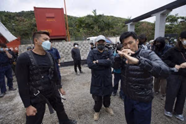 謝霆鋒吊七層樓高翻摔　嚇壞女星衛詩雅尖聲大叫