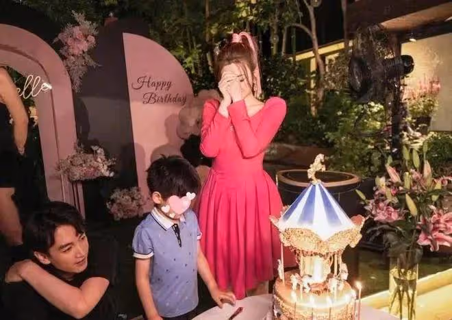 陳妍希陳曉過往被扒,採訪時陳曉表情冷淡,陳妍希秀恩愛前後矛盾