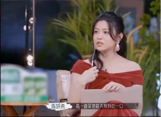 陳妍希陳曉過往被扒,採訪時陳曉表情冷淡,陳妍希秀恩愛前後矛盾
