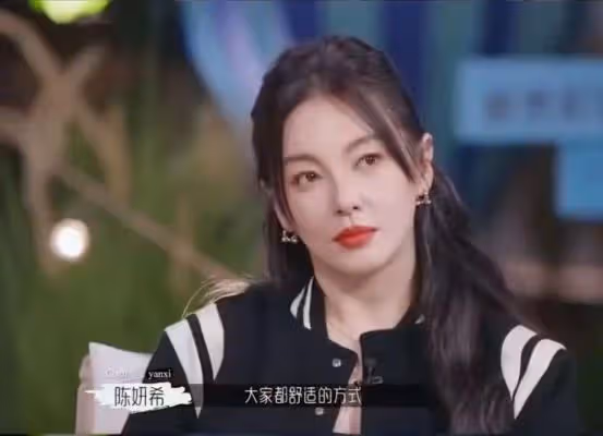 陳妍希陳曉過往被扒,採訪時陳曉表情冷淡,陳妍希秀恩愛前後矛盾