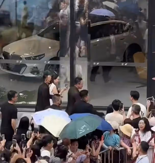 中S去麻六記開業現場蹭流量,被趕走情緒低落,張蘭讓她別添堵
