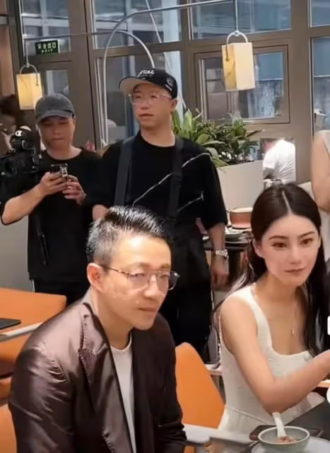 中S去麻六記開業現場蹭流量,被趕走情緒低落,張蘭讓她別添堵