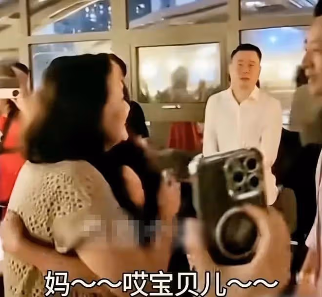 中S去麻六記開業現場蹭流量,被趕走情緒低落,張蘭讓她別添堵