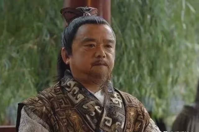 他是中國第一矮星,身高1米28,娶過4個美女老婆,一個比一個漂亮