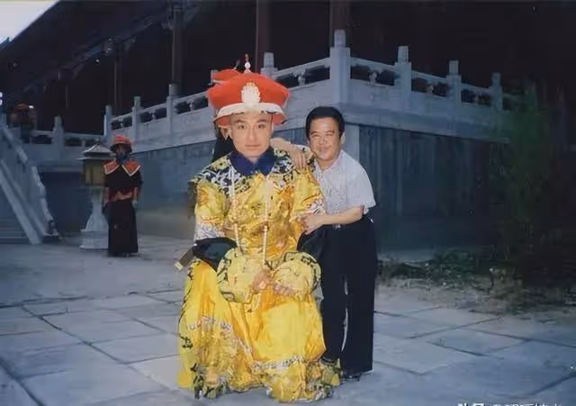 他是中國第一矮星,身高1米28,娶過4個美女老婆,一個比一個漂亮