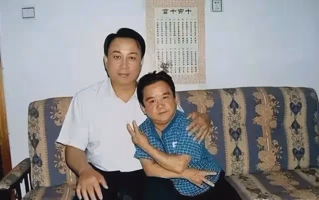 他是中國第一矮星,身高1米28,娶過4個美女老婆,一個比一個漂亮