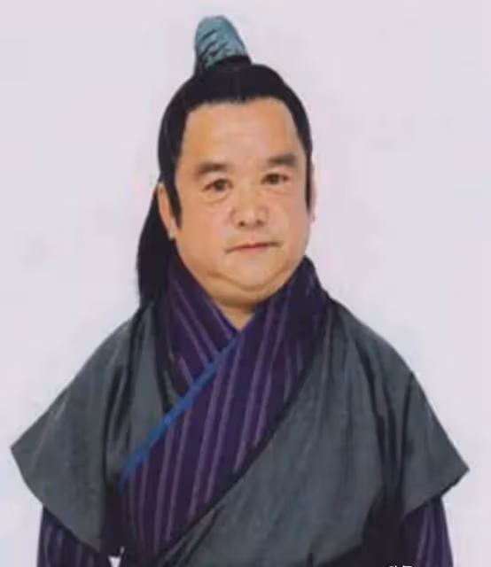 他是中國第一矮星,身高1米28,娶過4個美女老婆,一個比一個漂亮
