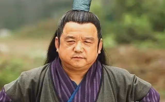 他是中國第一矮星,身高1米28,娶過4個美女老婆,一個比一個漂亮