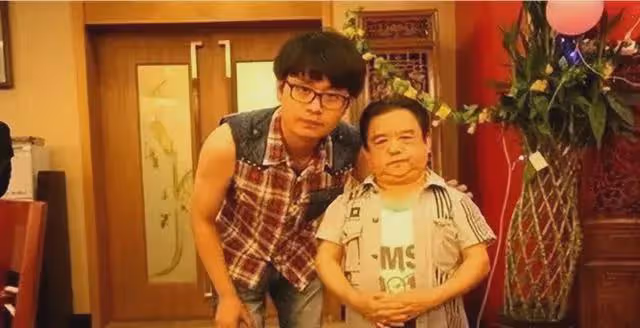 他是中國第一矮星,身高1米28,娶過4個美女老婆,一個比一個漂亮