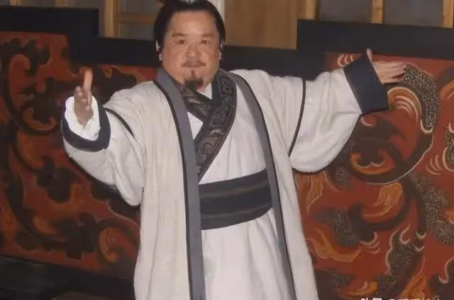 他是中國第一矮星,身高1米28,娶過4個美女老婆,一個比一個漂亮
