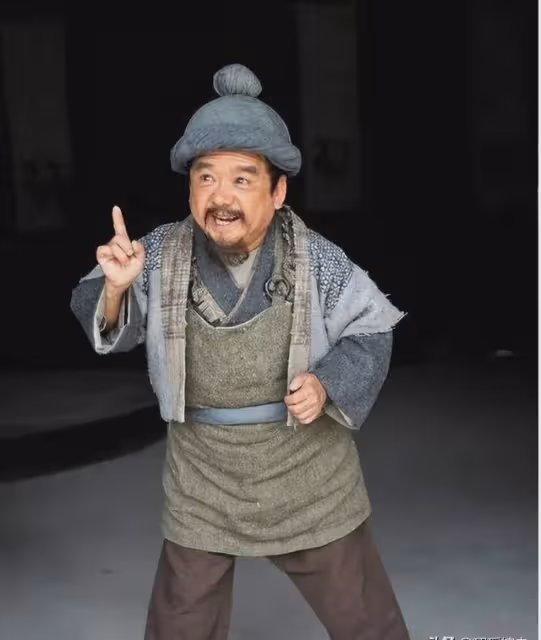 他是中國第一矮星,身高1米28,娶過4個美女老婆,一個比一個漂亮