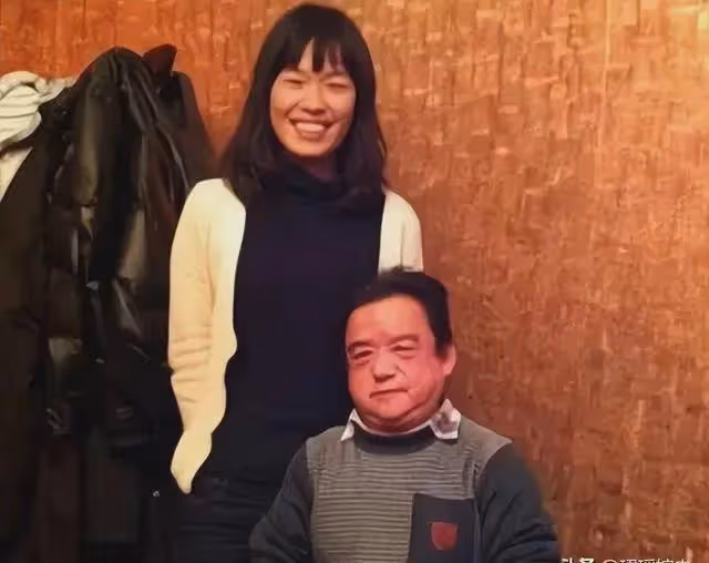他是中國第一矮星,身高1米28,娶過4個美女老婆,一個比一個漂亮