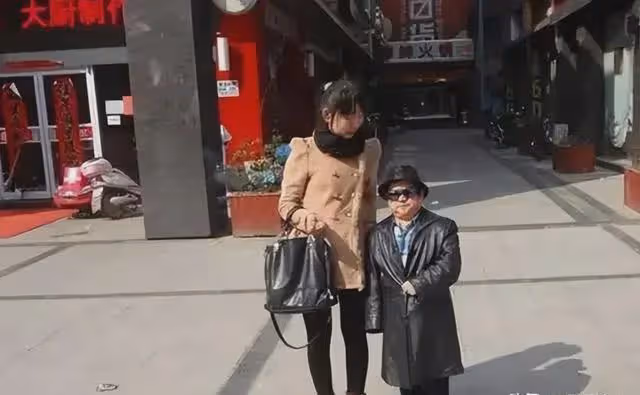 他是中國第一矮星,身高1米28,娶過4個美女老婆,一個比一個漂亮