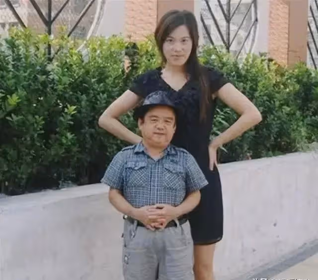 他是中國第一矮星,身高1米28,娶過4個美女老婆,一個比一個漂亮