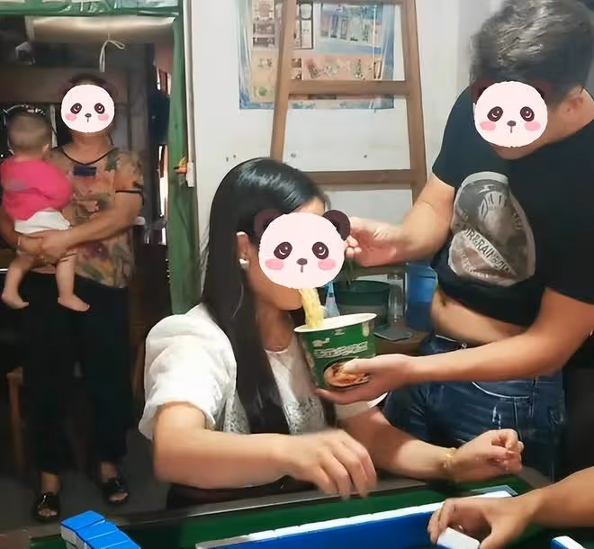 女子打麻將廢寢忘食，婆婆幫忙帶孩子，老公親口喂飯