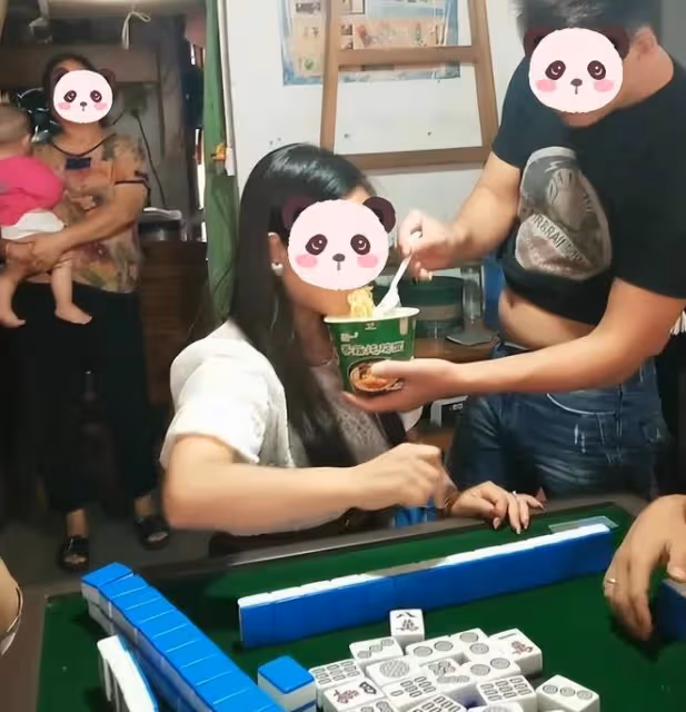 女子打麻將廢寢忘食，婆婆幫忙帶孩子，老公親口喂飯