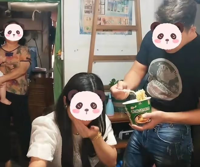 女子打麻將廢寢忘食，婆婆幫忙帶孩子，老公親口喂飯
