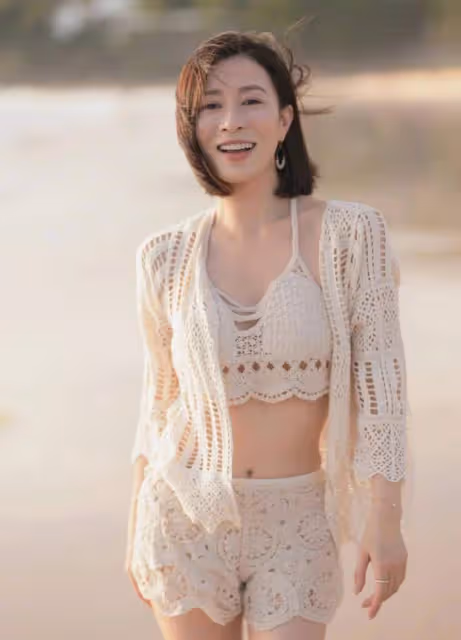 TVB「七魔女」閨蜜團海邊美照曝光，佘詩曼秀好身材