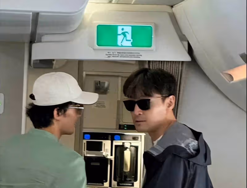 胡歌和吳磊乘同班飛機回國,兩人同框寒暄側臉如複製粘貼