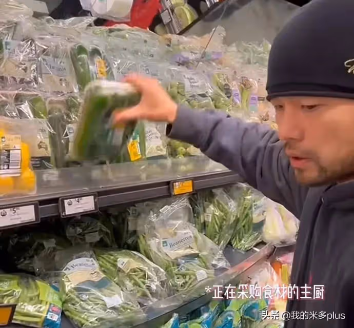 昆凌夫婦穿情侶裝買菜,周杰倫下廚做麻辣燉飯,二人共用灶台好甜