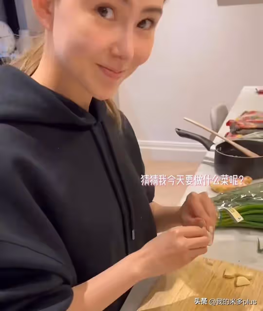 昆凌夫婦穿情侶裝買菜,周杰倫下廚做麻辣燉飯,二人共用灶台好甜