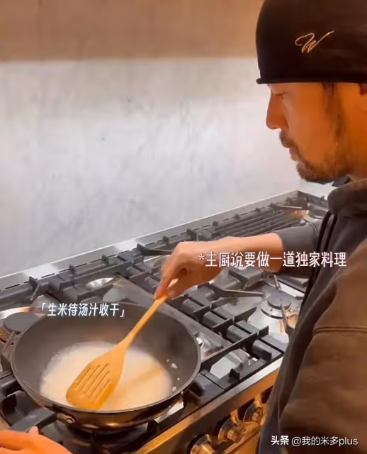 昆凌夫婦穿情侶裝買菜,周杰倫下廚做麻辣燉飯,二人共用灶台好甜