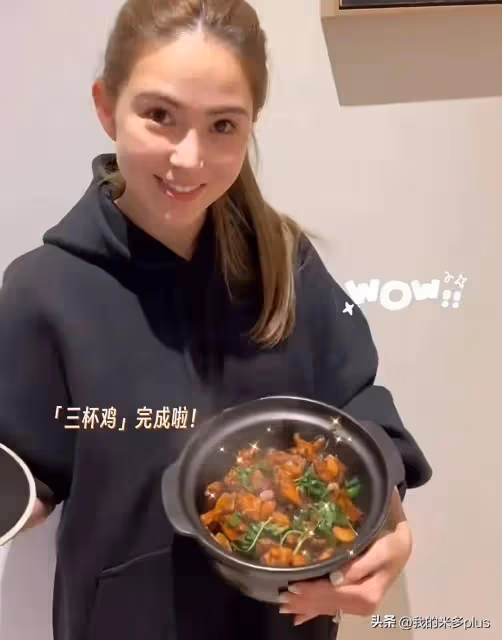 昆凌夫婦穿情侶裝買菜，周杰倫下廚做麻辣燉飯，二人共用灶台好甜