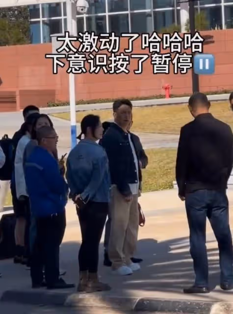 52歲黃磊現身非洲被偶遇,身材瘦了好多似年輕小伙
