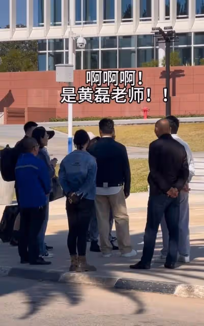52歲黃磊現身非洲被偶遇,身材瘦了好多似年輕小伙