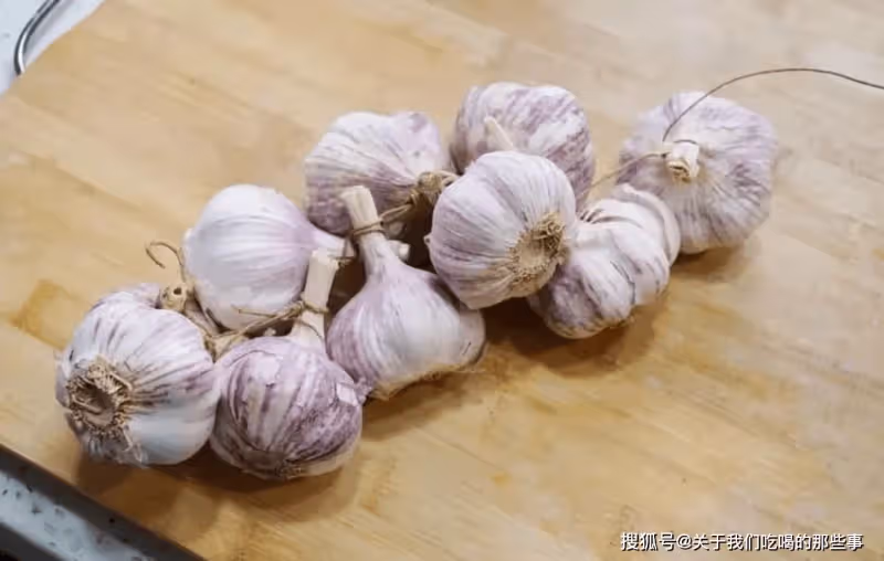 原來保存大蒜這麼簡單,不發芽不幹癟,放三個月不壞,方法真實用