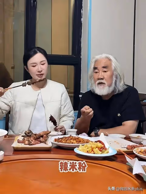 張紀中老婆凌晨3點想吃羊肉串,全家摸黑飛新疆,把杜星霖寵上天