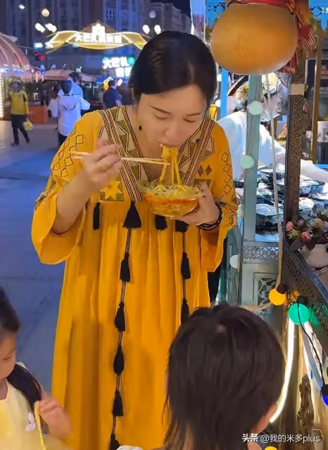 張紀中老婆凌晨3點想吃羊肉串,全家摸黑飛新疆,把杜星霖寵上天