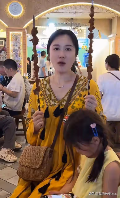 張紀中老婆凌晨3點想吃羊肉串,全家摸黑飛新疆,把杜星霖寵上天