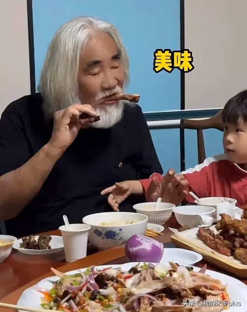 張紀中老婆凌晨3點想吃羊肉串,全家摸黑飛新疆,把杜星霖寵上天