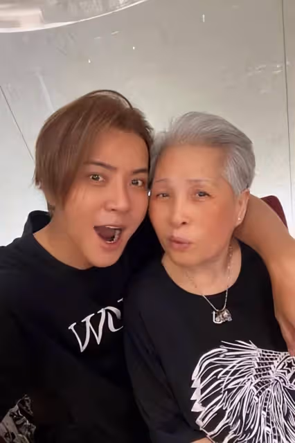 羅志祥帶家人參加生日會,對母親豎中指表情挑釁