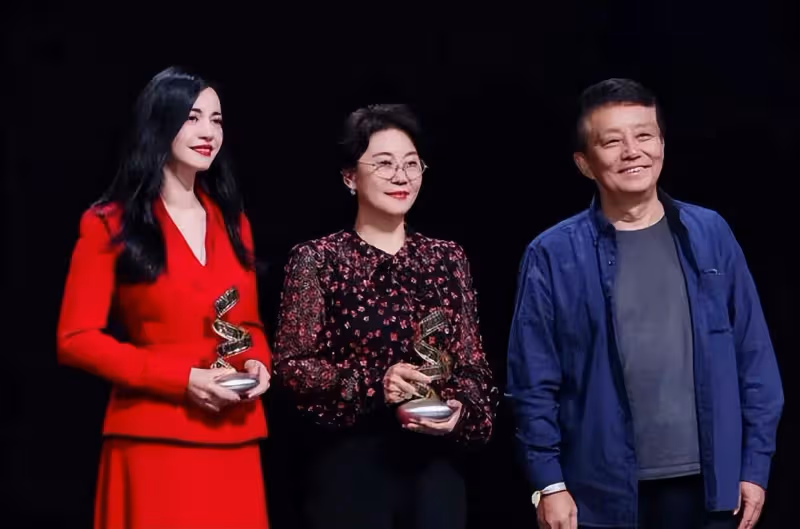 姚晨穿紅色套裙優雅幹練,妝容精緻御姐范十足