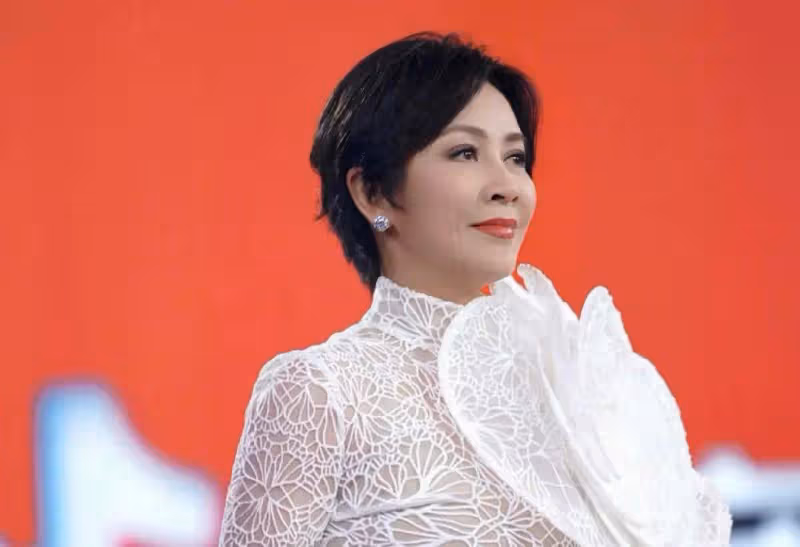 網友直呼不敢認！香港著名女星全素顏出鏡無偶像包袱，戶外跑步遇大雨