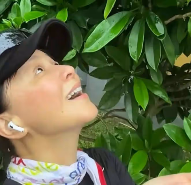 網友直呼不敢認！香港著名女星全素顏出鏡無偶像包袱，戶外跑步遇大雨