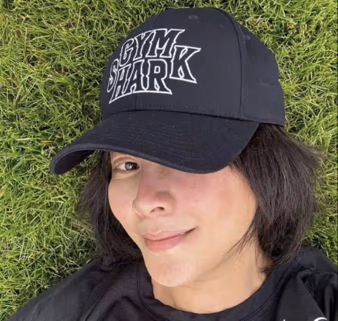 網友直呼不敢認！香港著名女星全素顏出鏡無偶像包袱，戶外跑步遇大雨