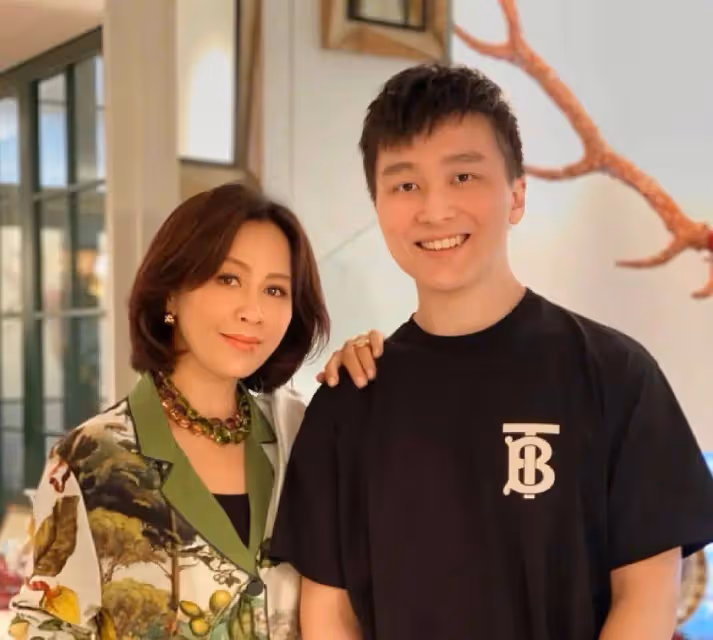 網友直呼不敢認!香港著名女星全素顏出鏡無偶像包袱,戶外跑步遇大雨