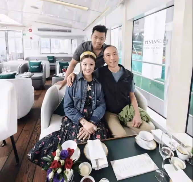 TVB知名港姐冠軍高調曬全家福,70歲老公已禿頂,橫刀奪愛同屆亞軍男友