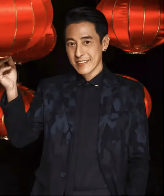 被贊與多位帥哥相似,妻子被傳因車禍不能生育,如今二人依舊甜蜜