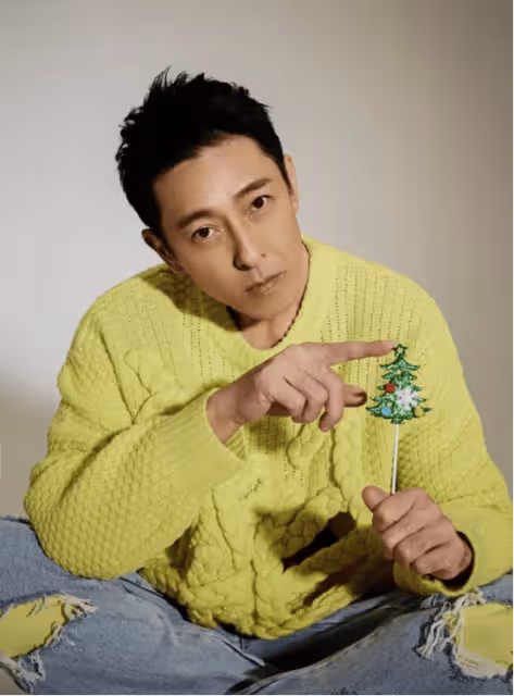 被贊與多位帥哥相似,妻子被傳因車禍不能生育,如今二人依舊甜蜜