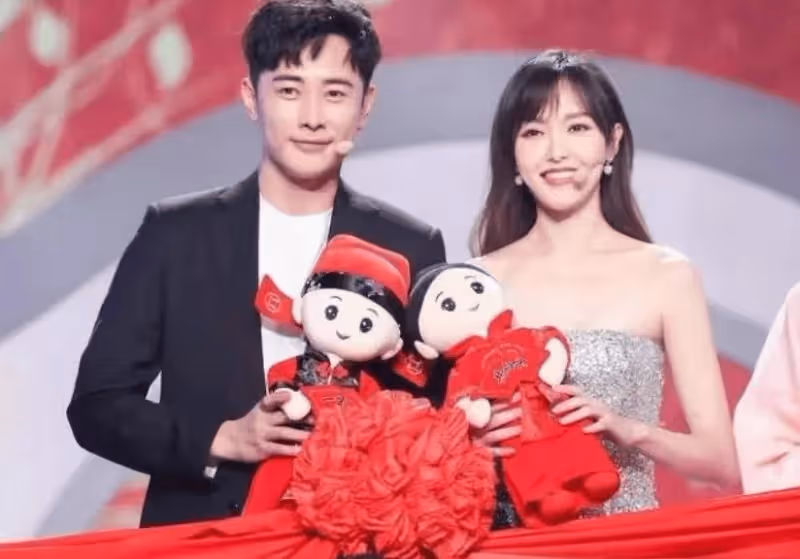 她是國家一級演員，和羅晉分手後嫁給大19歲的富豪，結婚12年零緋聞